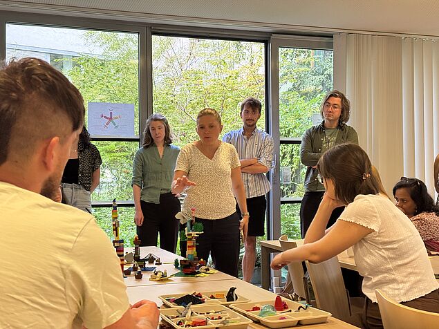 Lene Topp and the participants discussing the objects built with LEGO.