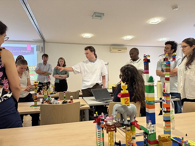 Lene Topp and the participants discussing the objects built with LEGO.